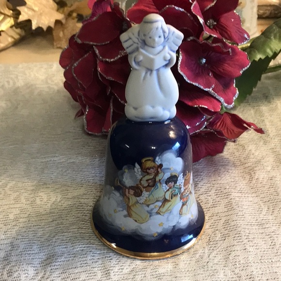 Avon Other - Christmas 1992, collectable bell from Avon!